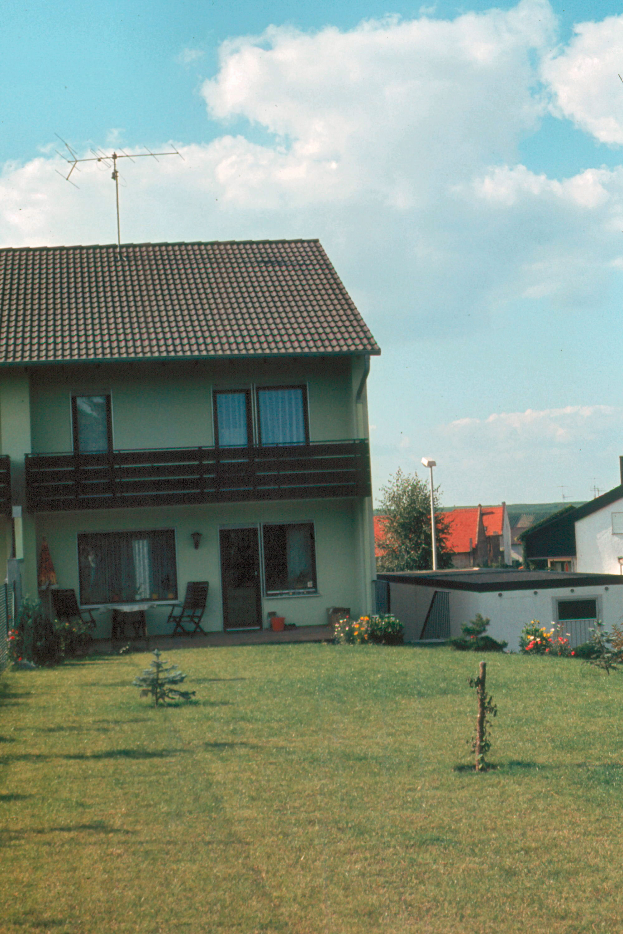 282005